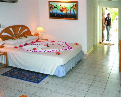 Holiday Island Resort 4* на Ари Атолле: честный обзор