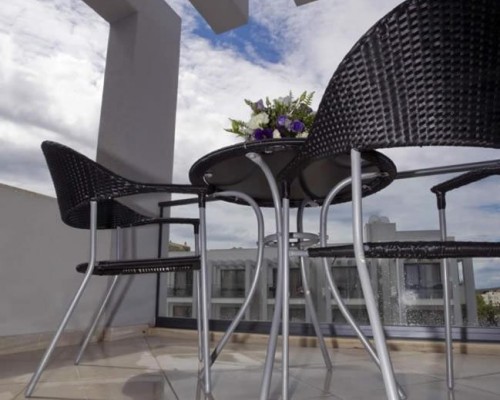 Kondo Suites в Чешме: апарт-отель с кухней и бассейном