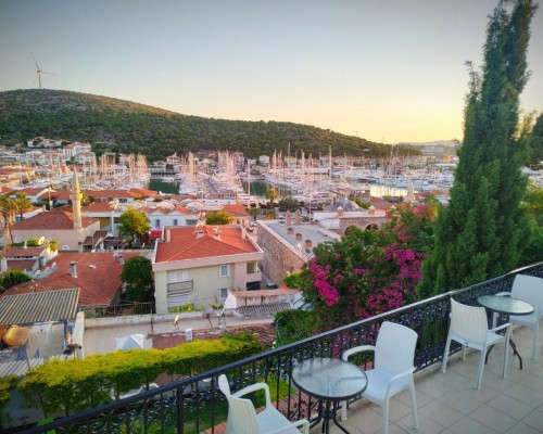 Yalcin Hotel — небольшой отель в Чешме у марины