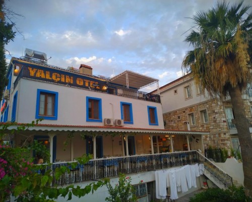 Yalcin Hotel — небольшой отель в Чешме у марины