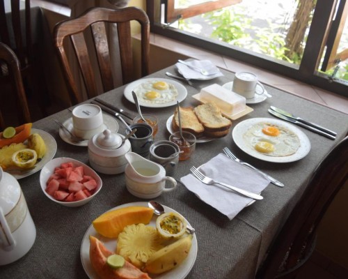Tandem Guesthouse в Хиккадуве: простой гостевой дом у пляжа