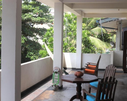 Long Beach Guest House в Хиккадуве