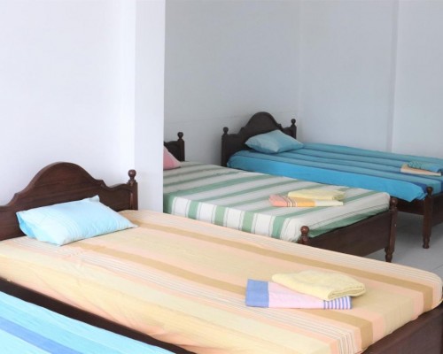 Long Beach Guest House в Хиккадуве
