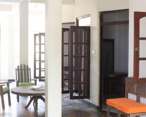 Long Beach Guest House в Хиккадуве
