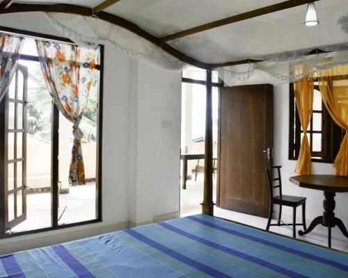 Long Beach Guest House в Хиккадуве