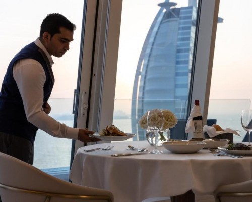Jumeirah Beach Hotel 5* в Дубае: что важно знать перед бронированием