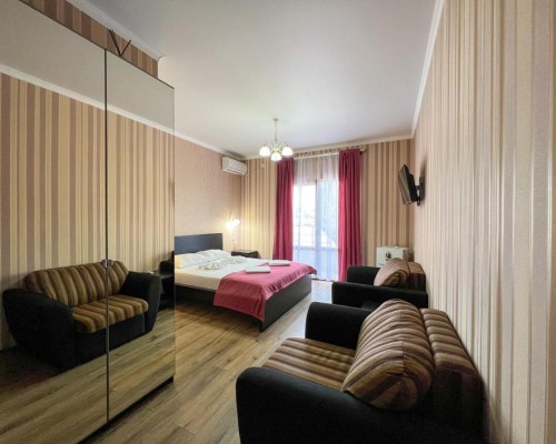 Медовый отель 4* в Гагре: рядом с морем, с бассейном и горками