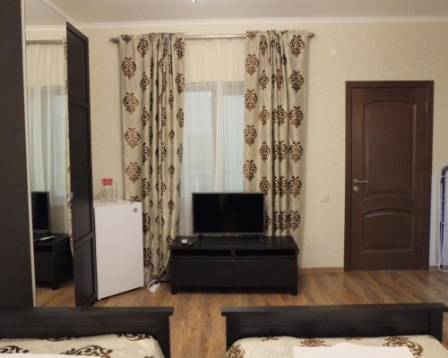 Медовый отель 4* в Гагре: рядом с морем, с бассейном и горками