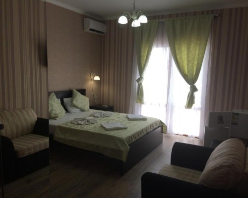 Медовый отель 4* в Гагре: рядом с морем, с бассейном и горками