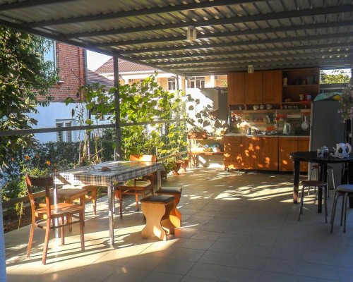 Guest House ASTRA в Гагре: гостевой дом с кухней и трансфером