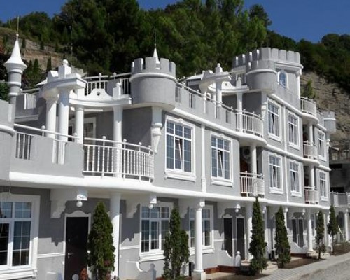 Mramorny Zamok Hotel в Пицунде: отдых у моря без суеты