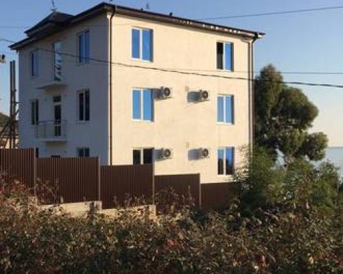 Castle Guest House в Новом Афоне: гостевой дом на первой линии