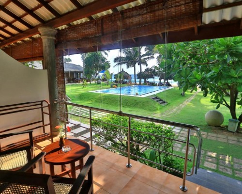 Sea Rock Villa 3* — отель на берегу океана в Бентоте