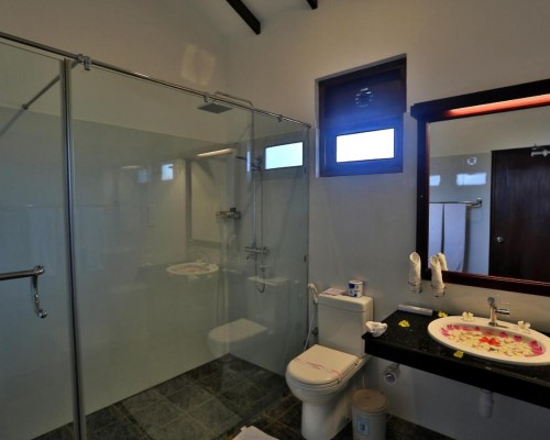 Sea Rock Villa 3* — отель на берегу океана в Бентоте