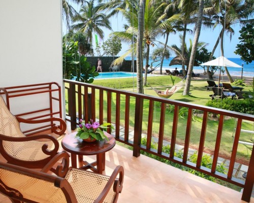 Sea Rock Villa 3* — отель на берегу океана в Бентоте