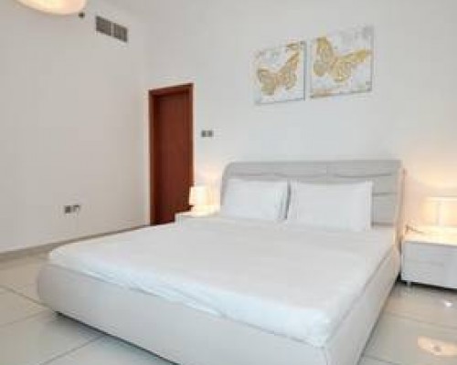 Marina Pinnacle Apartments