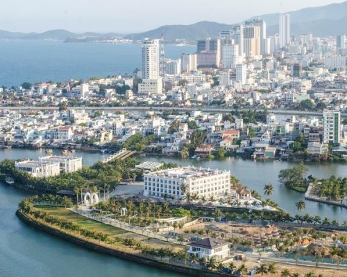 Riverside Apartment - 307 в Нячанге: апартаменты с кухней и бассейном