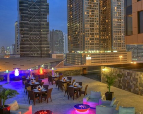 Two Seasons Hotel & Apartments 4* в Дубае: апартаменты у метро