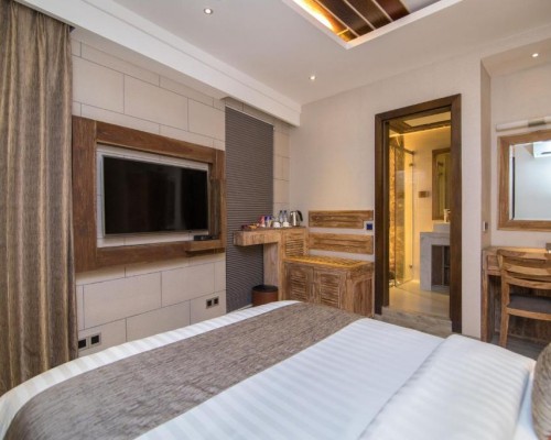 Samann Grand 4* — городской отель в Мале