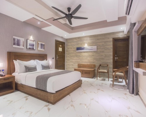 Samann Grand 4* — городской отель в Мале