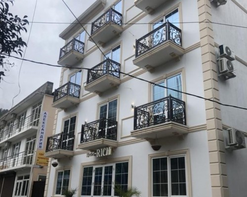 Rich Hotel в Гагре: 80 метров до пляжа, без официальной категории