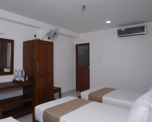 Surf Una Beach Hotel 3* — Унаватуна, Шри-Ланка
