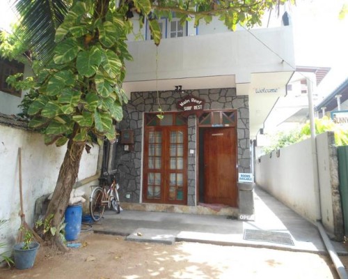 Main Reef Guest House, Хиккадува — гостевой дом у пляжа