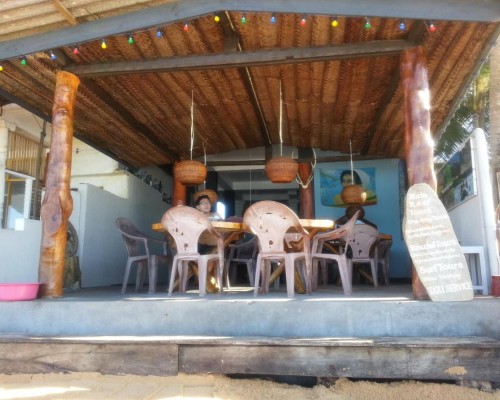 Main Reef Guest House, Хиккадува — гостевой дом у пляжа
