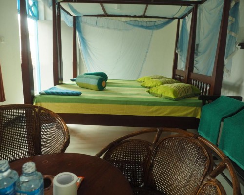 Main Reef Guest House, Хиккадува — гостевой дом у пляжа