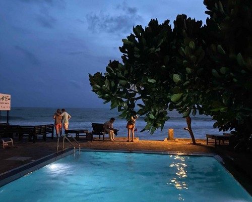 At Ease Beach Hotel 3* в Хиккадуве — спокойный отель у океана