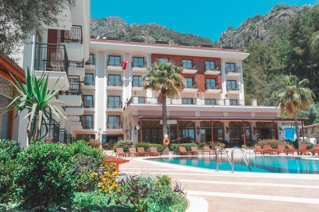 Meril Club Hotel 4*