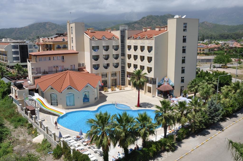 Larissa Celik Inn 4*