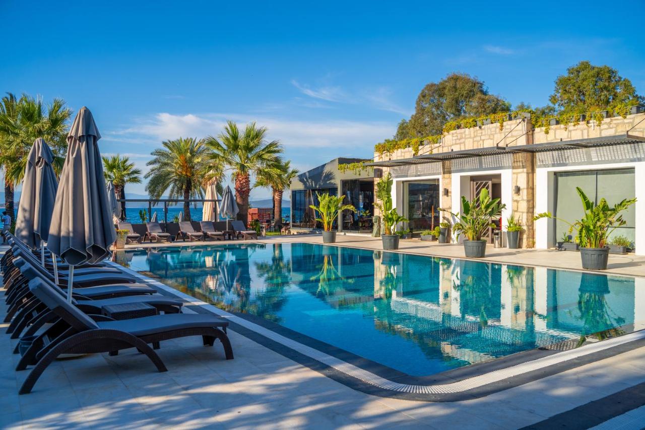 Moyo Beach Hotel 3*