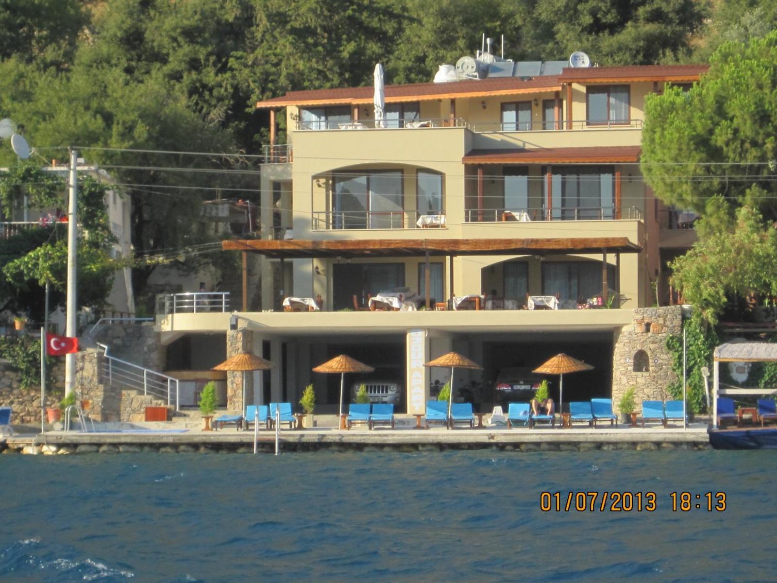 Ozgur Apart