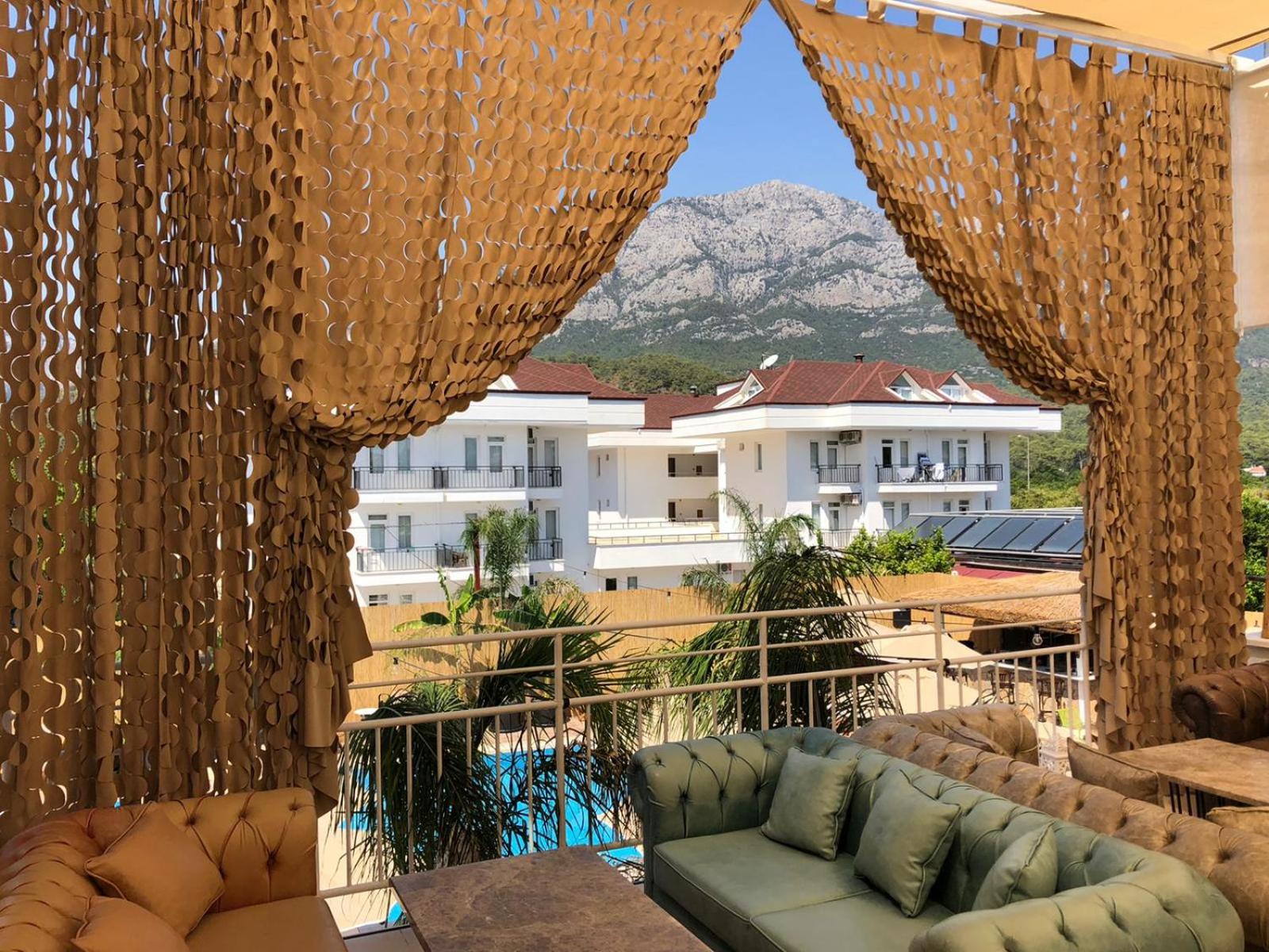 Esquire Hotel & Lounges